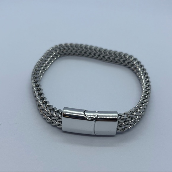 Jewelry - Women’s Woven Metal Bracelet – 21cm Magnetic Clasp – Silver Chain Style Look